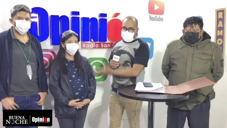 Las personas que acudieron a Buena Noche denunciar a un docente de la UMSS.