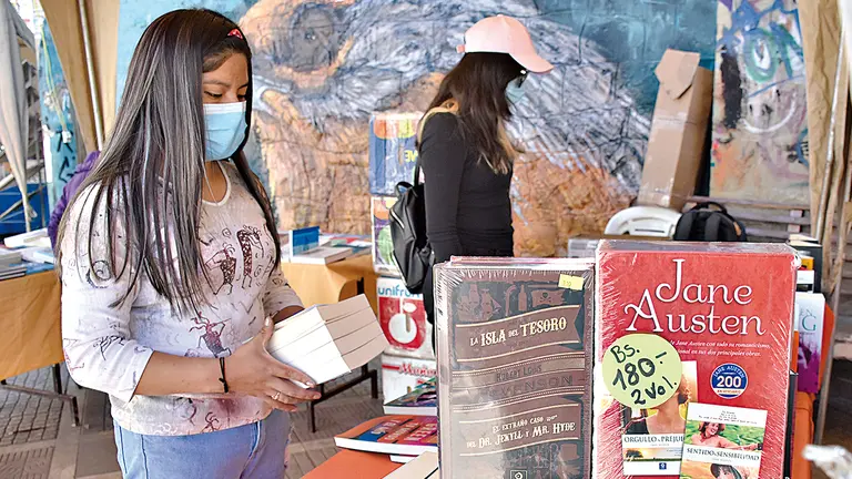 Una visitante de un stand en la Expolibro de la plaza del Granado.      DICO SOL&Iacute;S