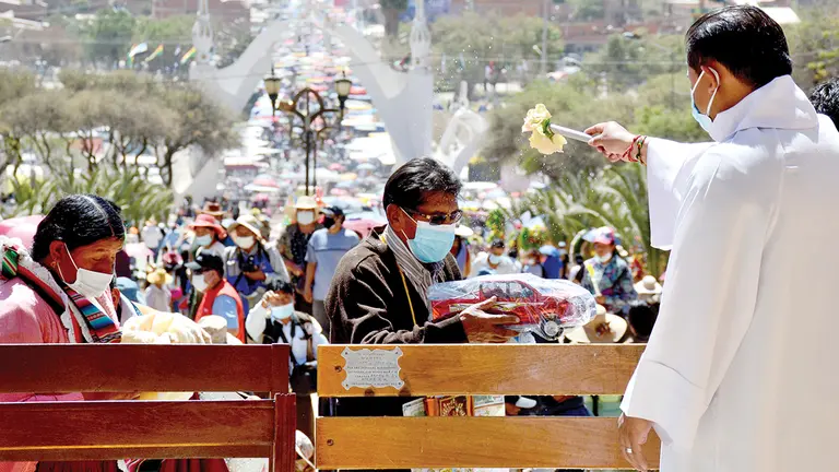 Devotos de Urcupi&ntilde;a participan en el Calvario. DICO SOL&Iacute;S