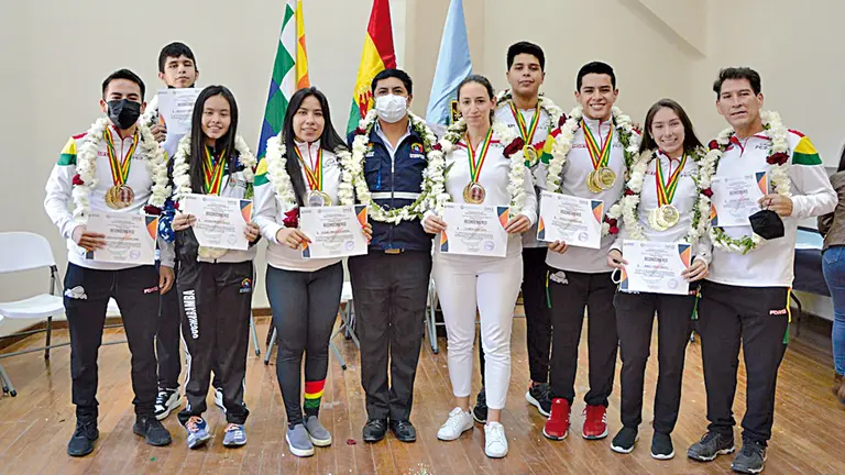 Los medallistas vallunos exponen sus reconocimientos.    SEDEDE