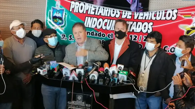 El diputado de CC Miguel Roca, junto a dirigentes de autos indocumentados. ERBOL