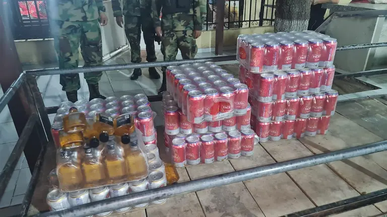 Una imagen de los elementos decomisados por los oficiales en el operativo de Palmasola. Ministerio de Gobierno