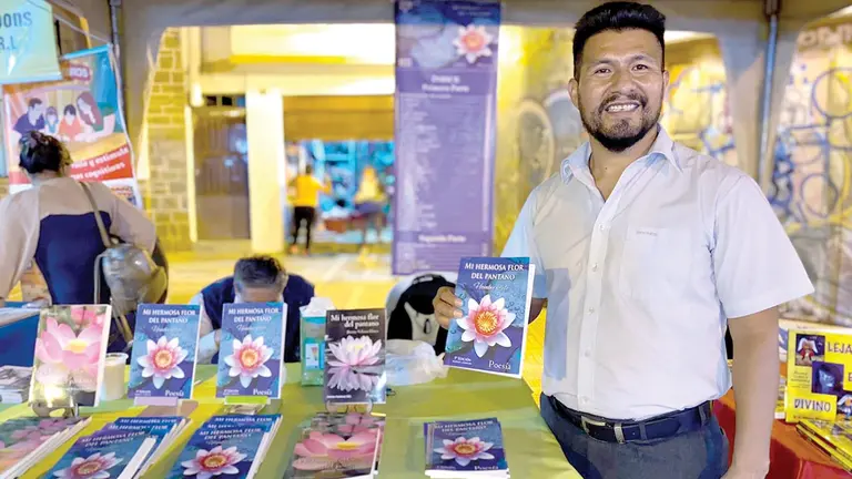 El autor Jhonny Velasco presenta sus libros.     FABIANA MOLINA