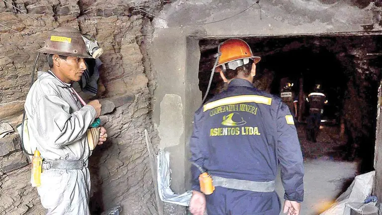 Trabajadores de la Cooperativa Minera de Asientos, en Cochabamba.        ARCHIVO