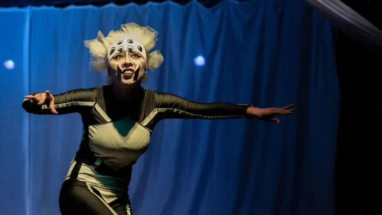 Una de las actrices en escena de "Tejiendo la luz".         RODRIGO ZABALA