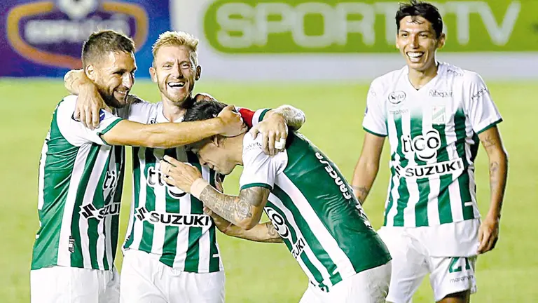 Los Refineros celebran un gol en el Tahuichi. APG