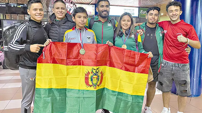 Los medallistas Manuel Olguín y Paola Luna, junto a sus compañeros de equipo. FBK