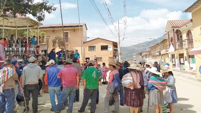 Vecinos en vigilia en el municipio de Independencia, este lunes.  RADIO DOMINGO SAVIO