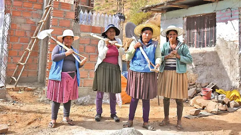 Isabel Huanca, Joaquina Apaza, Filomena Trujillo y Felicidad García, trabajadoras de la construcci&oacute;n. DICO SOLÍS