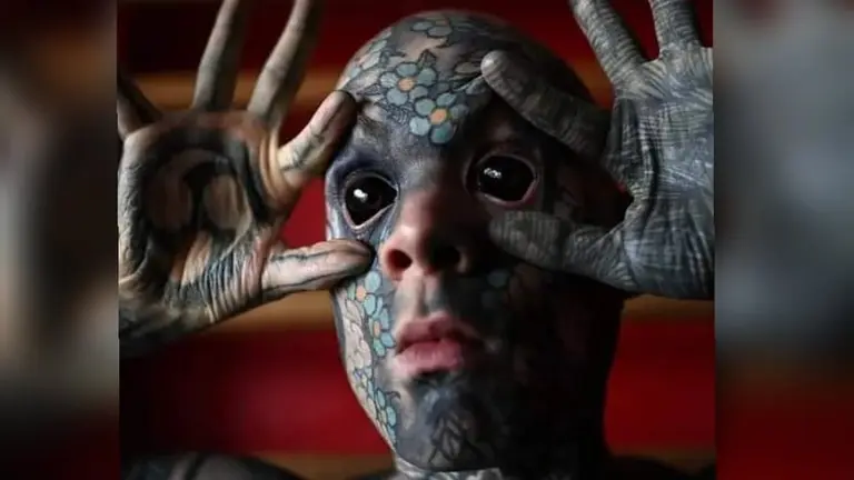 Sylvain, el profesor de primaria franc&eacute;s que es discriminado por sus tatuajes. FREAKY HOODY