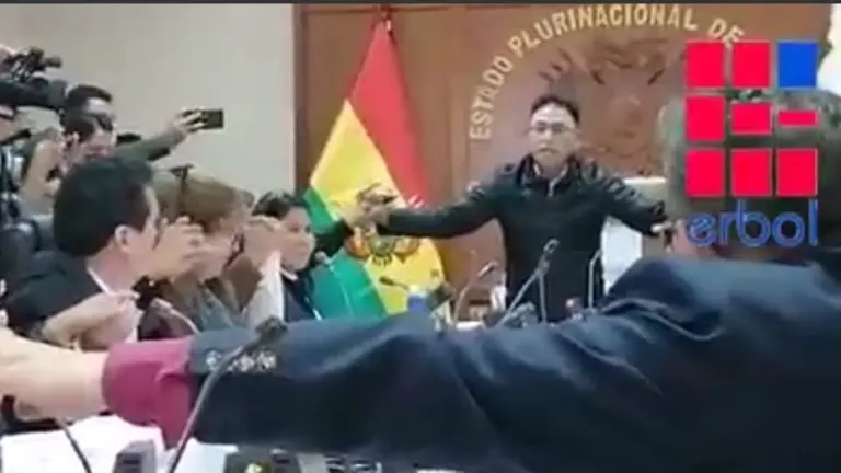 Santiago Condori (c) pide a todos que se tomen de las manos. CAPTURA DE VIDEO