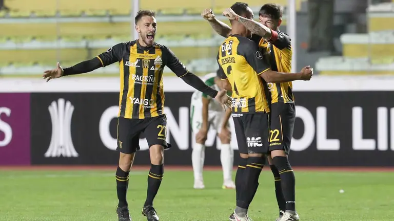 Jugadores de The Strongest celebran, al final de un partido de la Copa Libertadores, en una fotografía de archivo. EFE