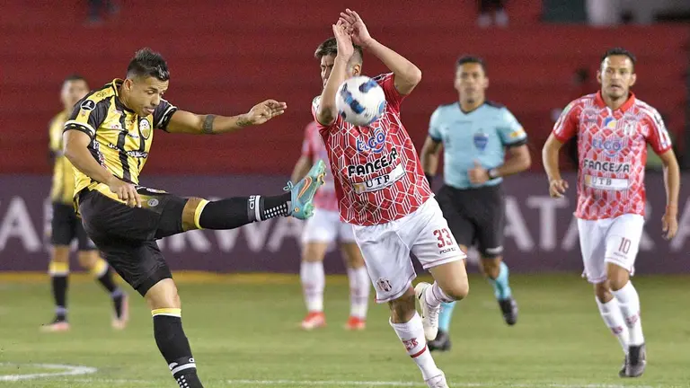 Jonatan Cristaldo (c) de Independiente disputa un balón con Edder Farías de Táchira hoy, en un partido de la Copa Libertadores en el estadio Olímpico Patria en Sucre (Bolivia). EFE