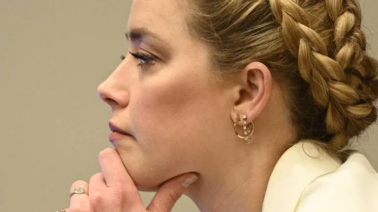 La actriz Amber Heard escucha en la sala del Tribunal de Circuito del Condado de Fairfax en Virginia. EFE