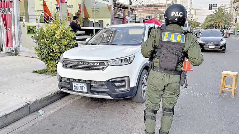 La vagoneta blanca del hombre, de nacionalidad chilena, herido de bala en la avenida América, Cochabamba. ALEJANDRO ORELLANA