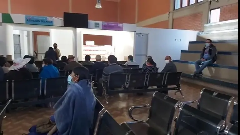 Ciudadanos en el centro de Mi Casa Segura en la subalcald&iacute;a Tunari.