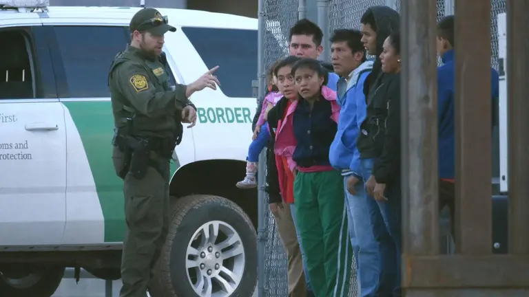 Un agente de la patrulla fronteriza estadounidense habla a un grupo de jóvenes migrantes centroamericanos, imagen de archivo. EFE
