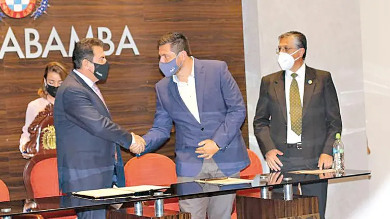 El alcalde Manfred Reyes Villa se da la mano con el secretario de Desarrollo Productivo, Turismo y Cultura. PGAMC