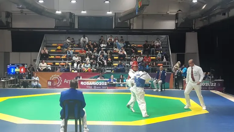 María Celeste Áñez, durante su combate de taekwondo por los Juegos Sudamericanos de la Juventud en Rosario. COB