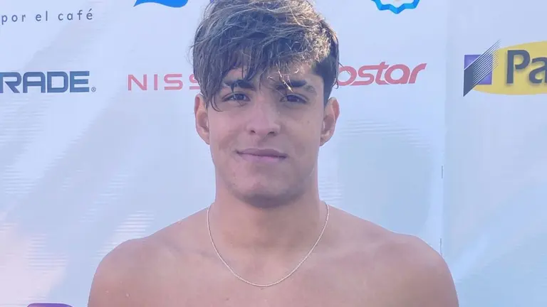 El nadador nacional Esteban Núñez. después de lograr la medalla de plata en los Suramericanos de la Juventud. COB