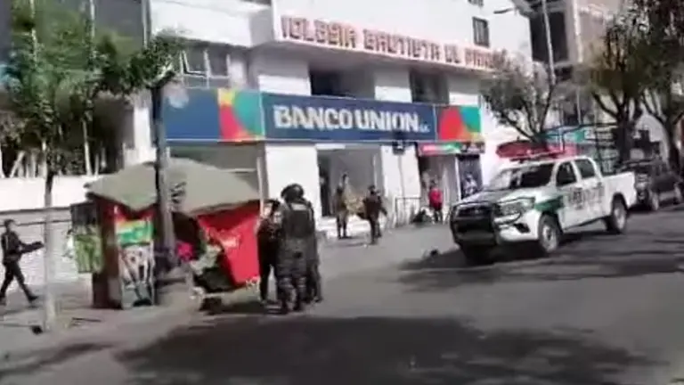 Las afueras de la Caja Petrolera de Salud, donde hubo una amenaza de bomba. ERBOL