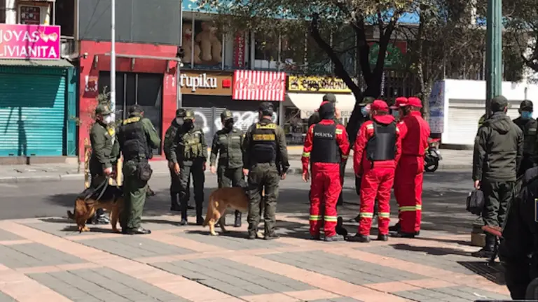 Una imagen del trabajo desplegado por bomberos y policías en la Caja Nacional de Salud (CNS) de La Paz. Urgente.bo