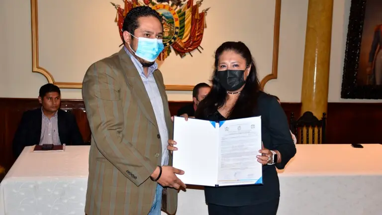 La directora de OPINI&Oacute;N, Leslie Lafuente, recibiendo el reconocimiento. No&eacute; Portugal