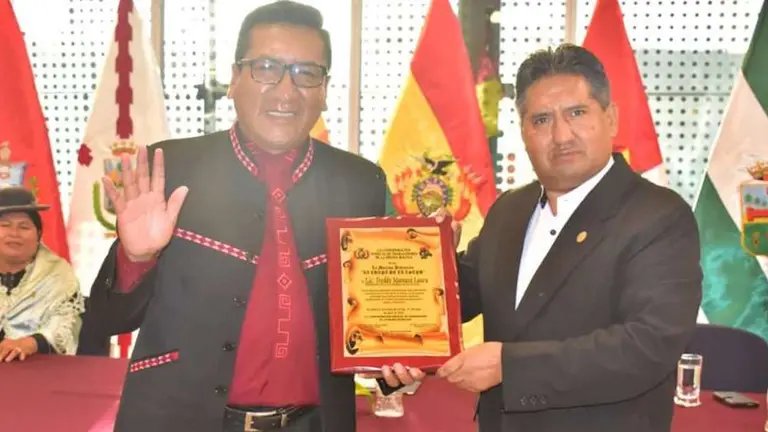 El presidente de la C&aacute;mara de Diputados, Freddy Mamani Laura, recibe presuntamente una irregular distinci&oacute;n.