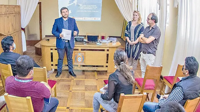 Funcionarios de la Secretaría de Desarrollo Productivo, Turismo y Cultura en una capacitación. GAMC