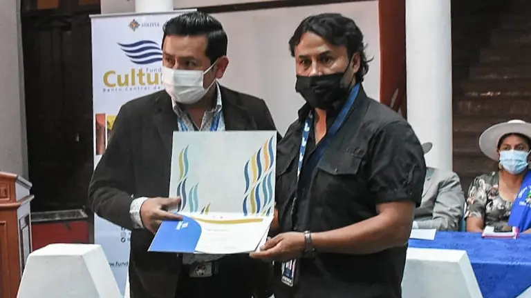 El fotoperiodista de OPINI&Oacute;N recibe un galard&oacute;n en Sacaba.