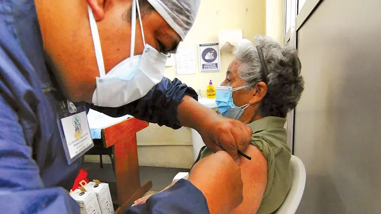 Una persona recibe una vacuna contra el virus, en la Llajta.  NOÉ PORTUGAL