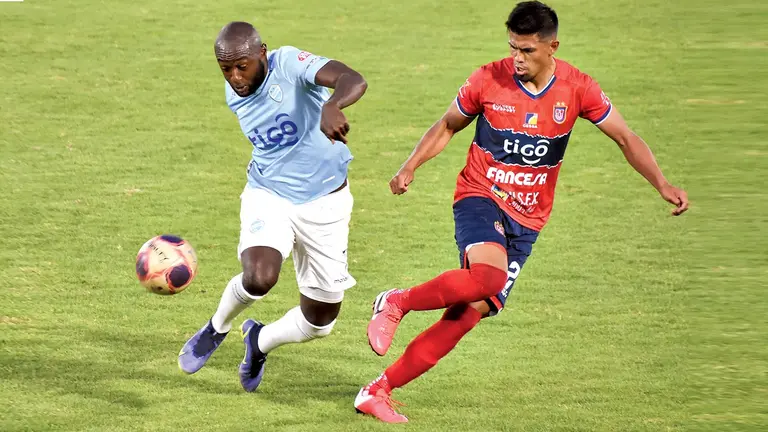 Una acción del partido que disputaron Aurora y Universitario. DICO SOLÍS
