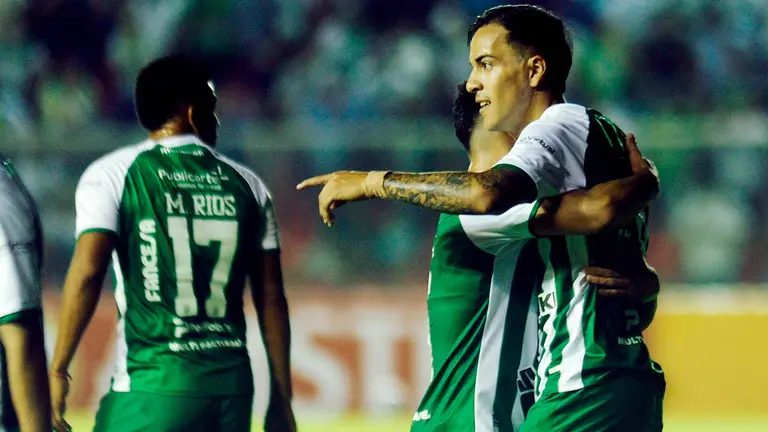 Los jugadores de Oriente celebran el triunfo sobre Palmaflor, en el Tahuichi. APG.