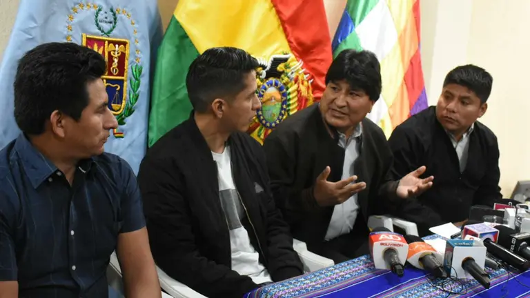 Gualberto Arispe, Andr&oacute;nico Rodr&iacute;guez, Evo Morales y Leonardo Loza, en conferencia de prensa hoy. DICO SOL&Iacute;S