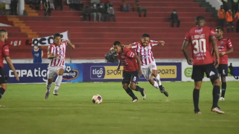 Cristhian Machado traslada la pelota durante la derrota de Wilster ante Independiente en Sucre (3-2). APG
