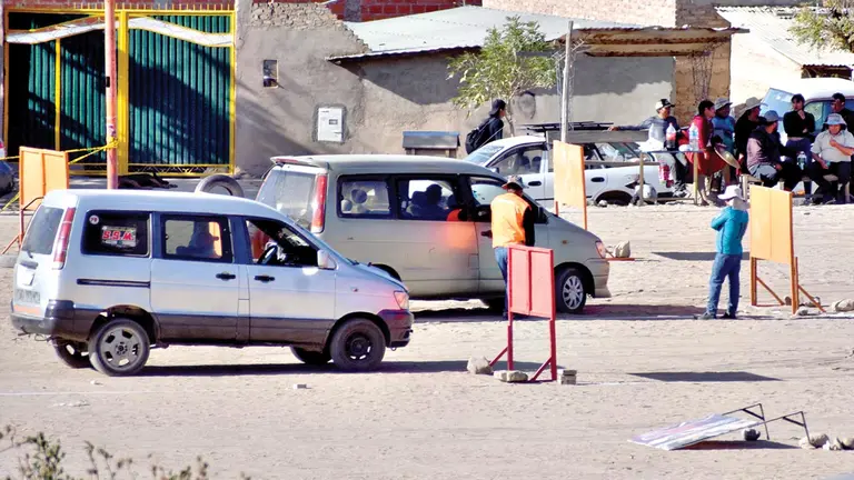 Conductores dan examen práctico con sus vehículos. DICO SOLÍS