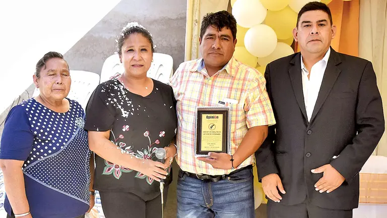 La directora del diario Opinión, Leslie Lafuente, otorga un reconocimiento a los canillitas por su incansable labor. DICO SOLÍS