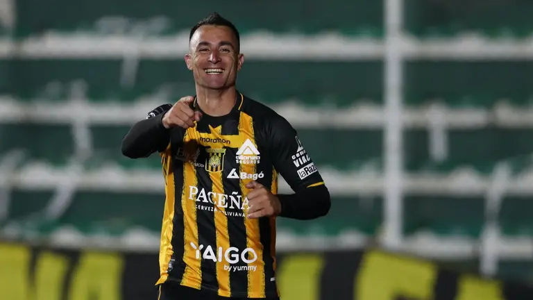 Mart&Igrave;n Prost, de The Strongest, celebra un gol, en una fotograf&Igrave;a de archivo. EFE/Mart&Igrave;n Alipaz
