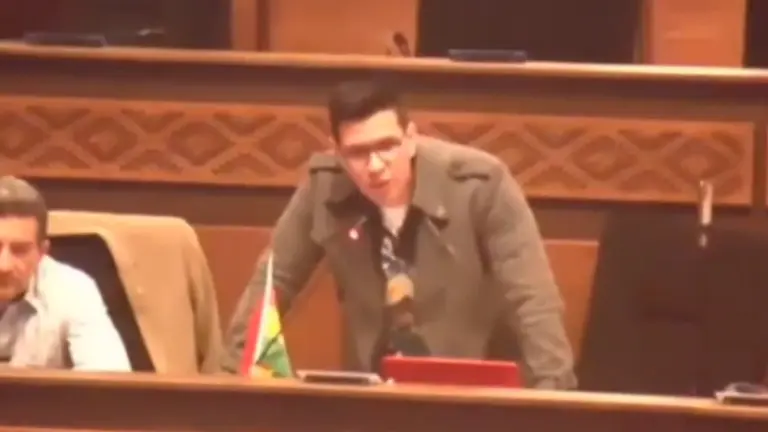 En plena sesión, el diputado de Creemos, Caleb Villarroel. ERBOL