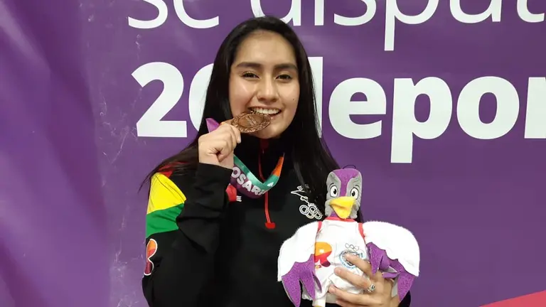Isabel Plata festeja junto a la medalla de bronce que ganó en el karate por los Juegos Suramericanos de la Juventud en Rosario. COB