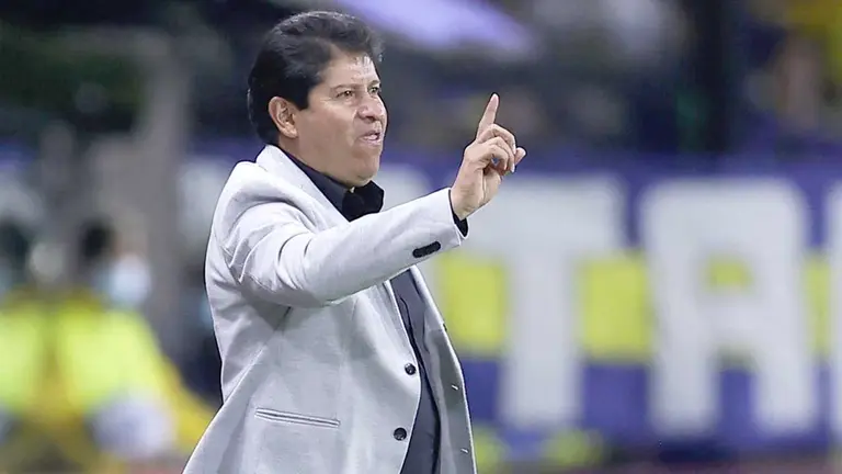 Imagen de archivo del entrenador Eduardo Villegas de Always. EFE