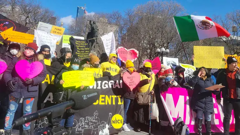 Fotografía de archivo, en la que se obstaculizó una concentración de inmigrantes trabajadores al exigir mejores salarios y condiciones laborales, en la plaza de Union Square, en Nueva York. EFE