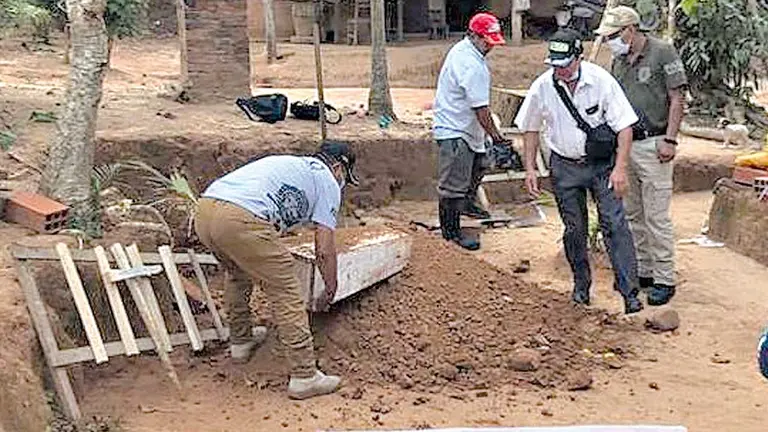 Policía exhuma el cuerpo del bebé enterrado en el patio de su casa. EL DEBER