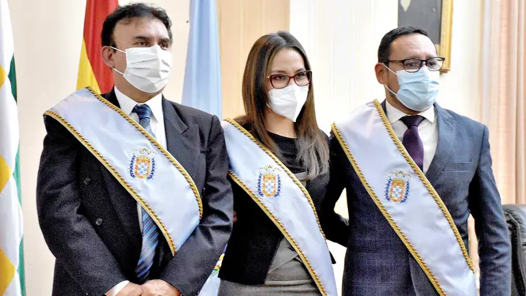 Los miembros de la directiva 2022 &ndash; 2023, Edgar Zurita (vicepresidente), Marilyn Rivera (presidenta) y Diego Murillo (concejal secretario). NOÉ PORTUIGAL