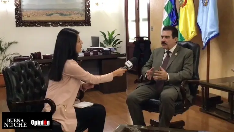 El alcalde de Cochabamba, Manfred Reyes Villa, durante una entrevista con Buena Noche.