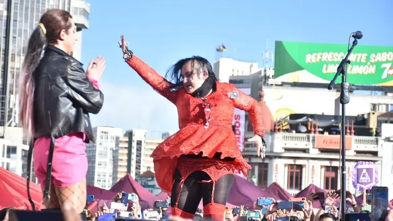 La activista y l&iacute;der de Mujeres Creando, Mar&iacute;a Galindo, baila durante la grabaci&oacute;n del videoclip "digipi diripi" en la plaza San Francisco, en La Paz. APG