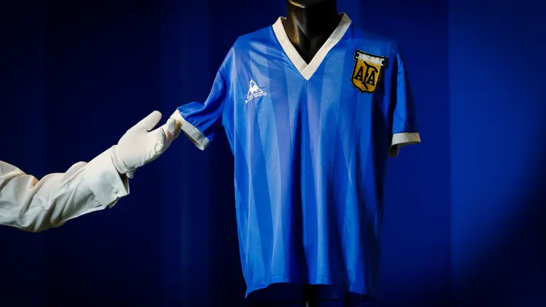 La m&iacute;tica camiseta que us&oacute; Diego Maradona en M&eacute;xico 86. Sotheby's