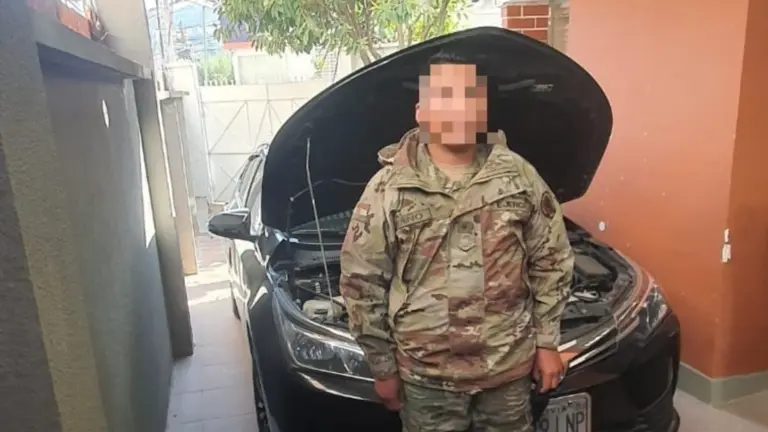 Presunto militar con un veh&iacute;culo chuto en Santa Cruz.