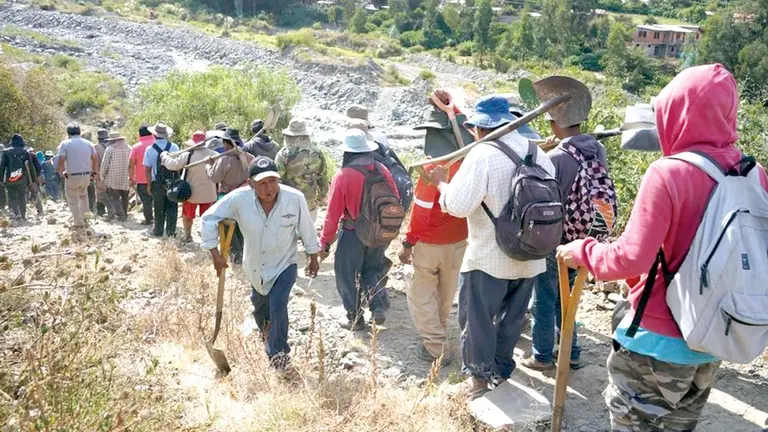 Comunarios realizan trabajos para la canalización de riego en Quillacollo. ALCALDÍA DE QUILLACOLLO