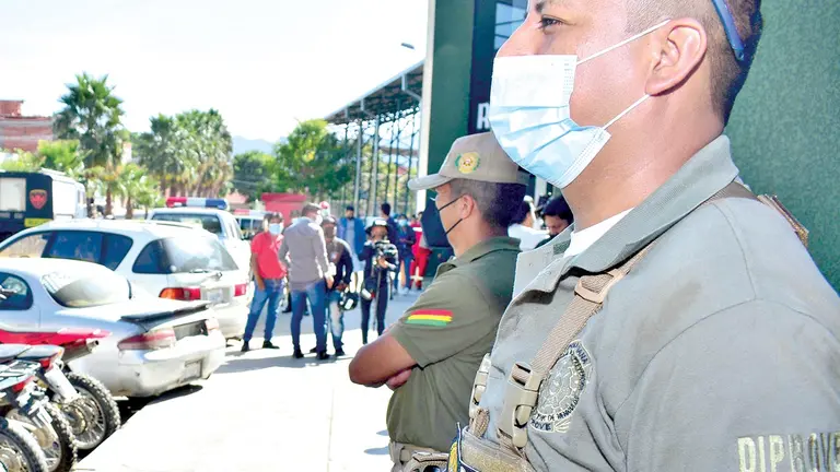 Funcionarios policiales de Diprove cumpliendo su labor. ARCHIVO